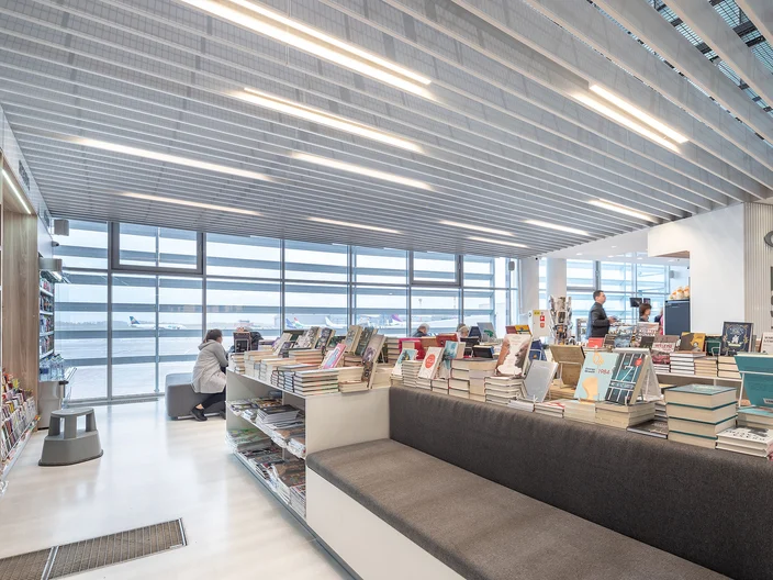 LT-Bookshop-Vilnius-Airport-02