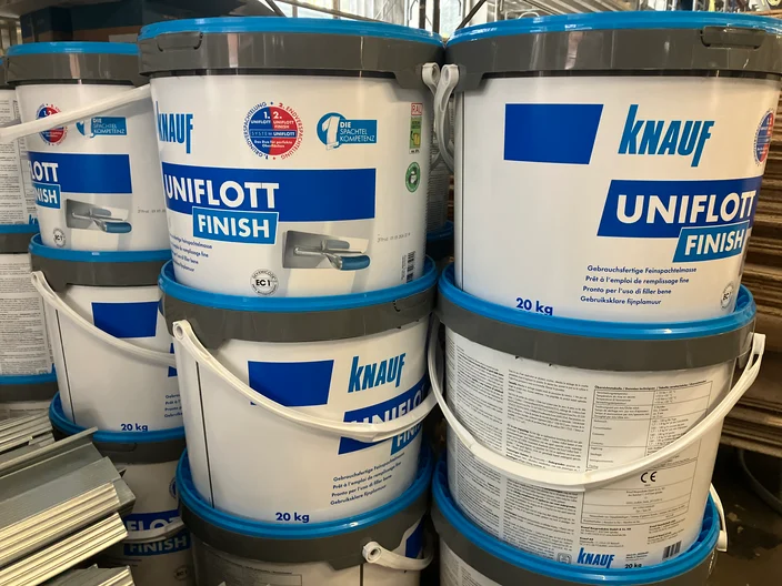 Uniflott-Finish-Kübel-auf-Baustelle
