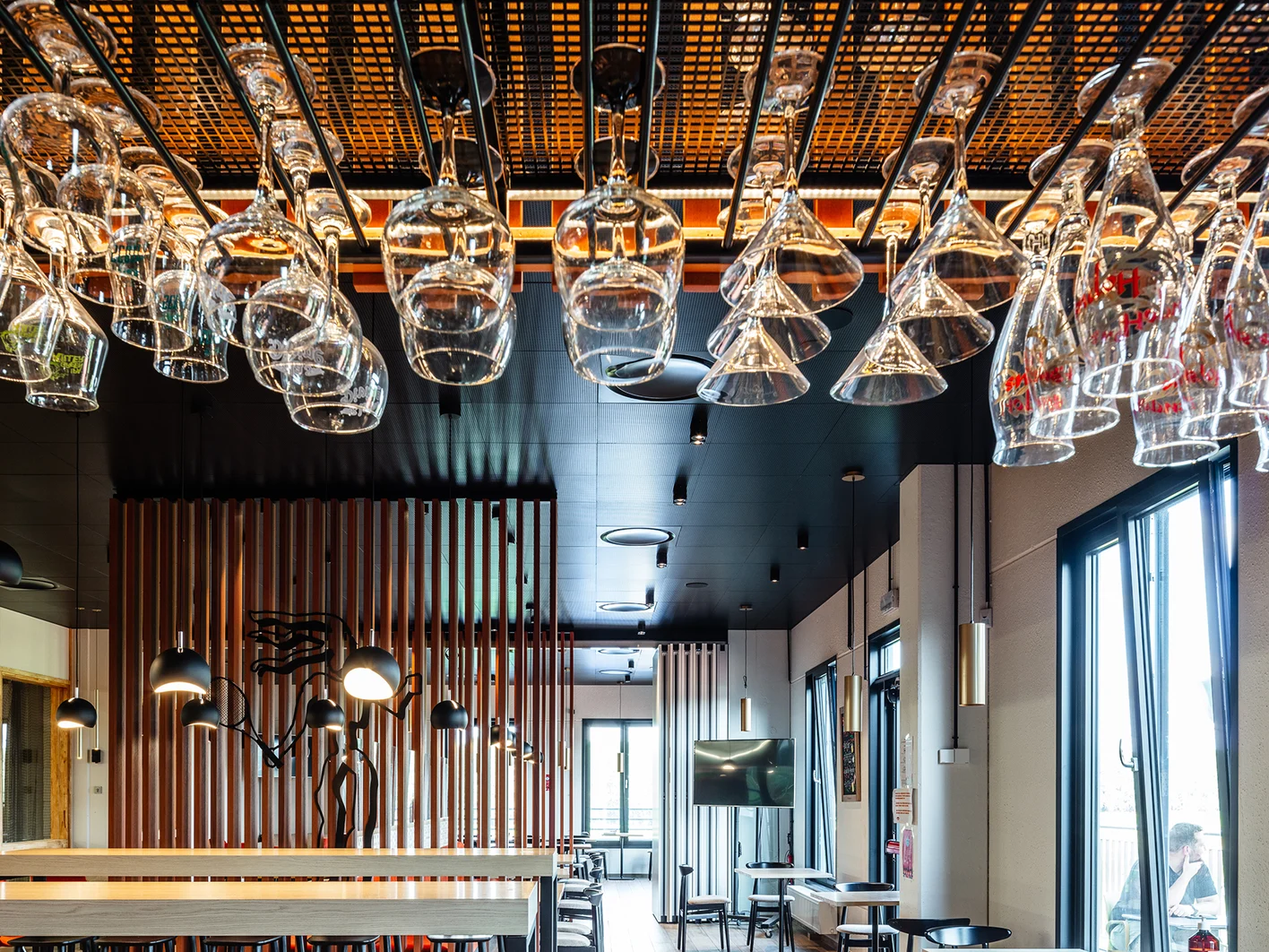 812-4446-black-acoustic-cielings-in-restaurant-web