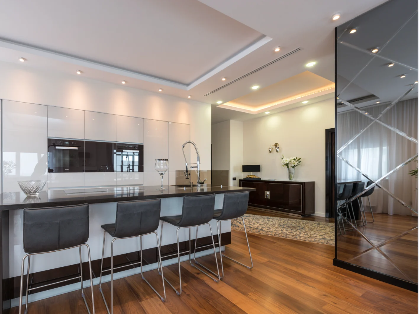 Mẫu trần thạch cao giật cấp kín được thiết kế tối giản và hiện đại cho phòng bếp