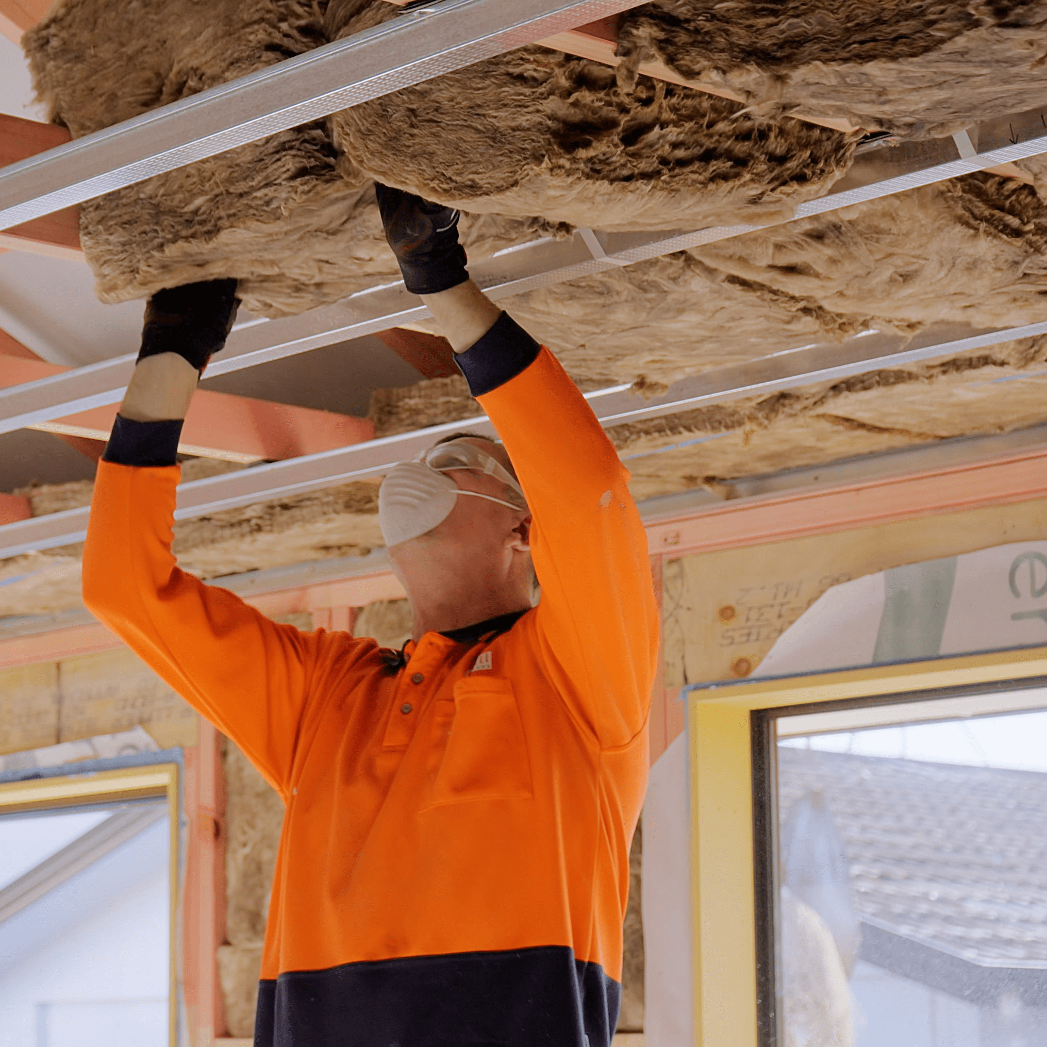 Installer single layer ceiling roof insulation