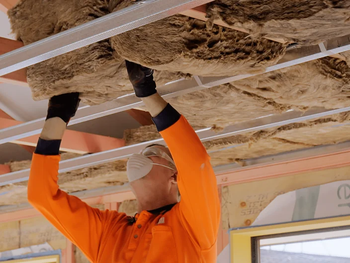 ki-installing-r7.0-insulation skillion roof