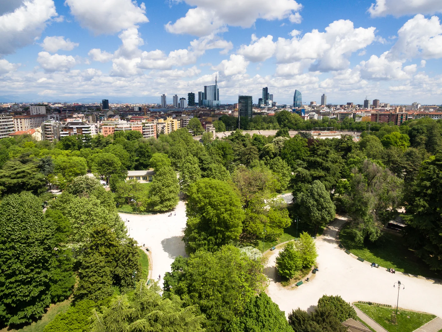Nachhaltigkeit, Bäume mit Stadt im Hintergrund