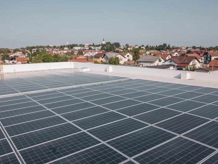 29-Aquapanel Cement Board Rooftop kao ekonomična i stabilna površina za solarne elektrane