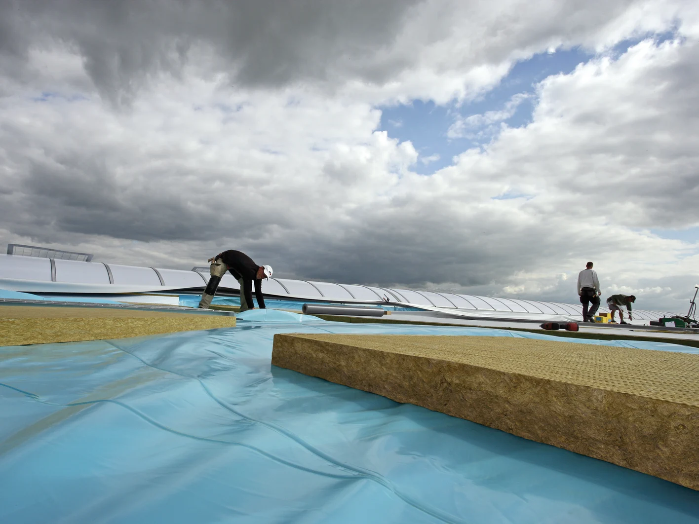 Flachdach DDP Verlegung Folie Wolken Wind