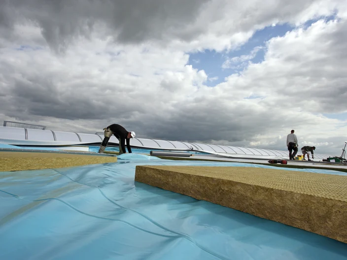 Flachdach DDP Verlegung Folie Wolken Wind