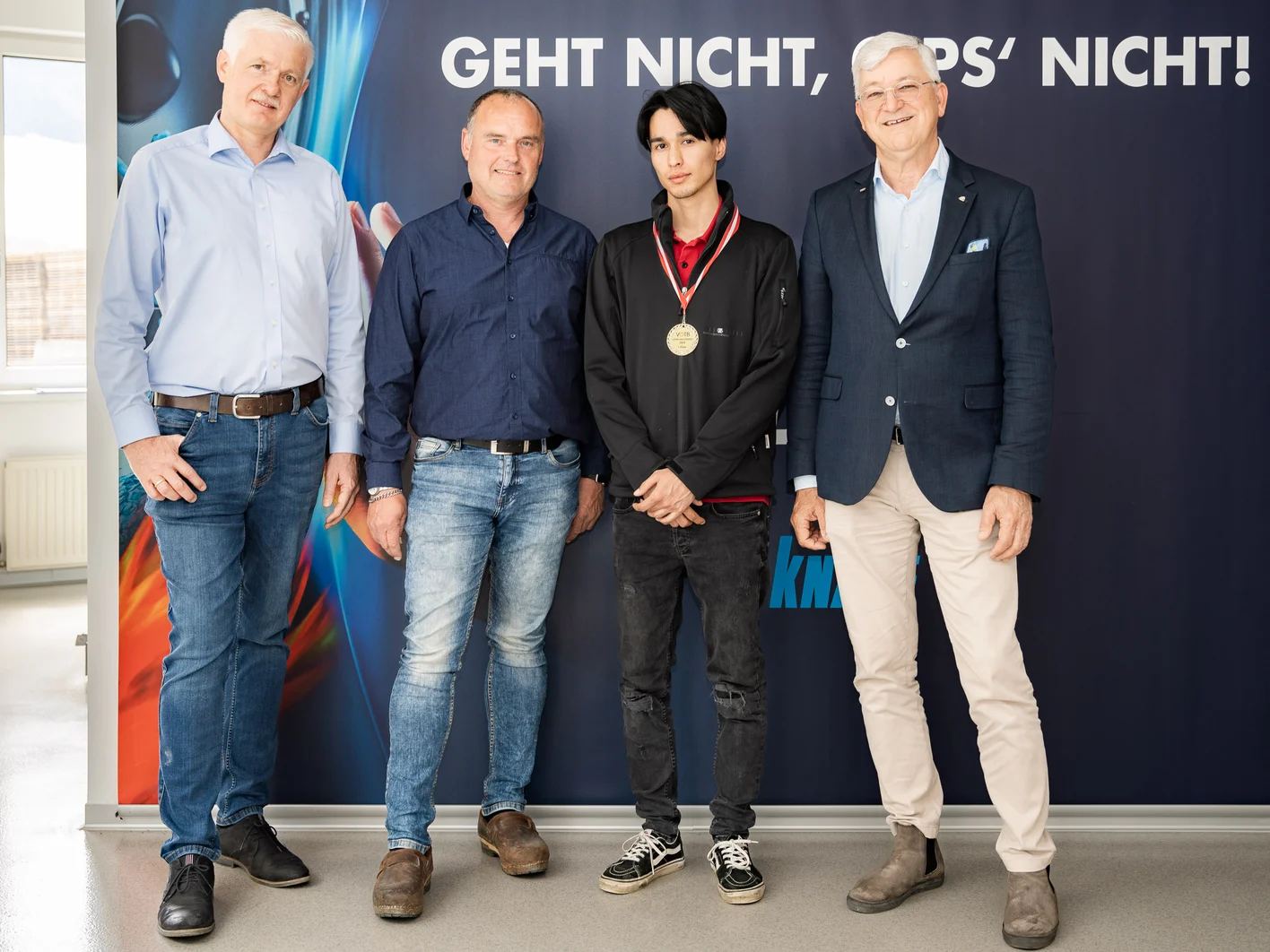 (v.l.n.r) Knauf Schulungsleiter Karl Singer, Berufsschullehrer Peter Böck und Manfred Schreiner, Präsident des VÖTB, freuten sich gemeinsam mit Mohammad Waezi, dem Gewinner der 1. VÖTB Lehrlingstrophy