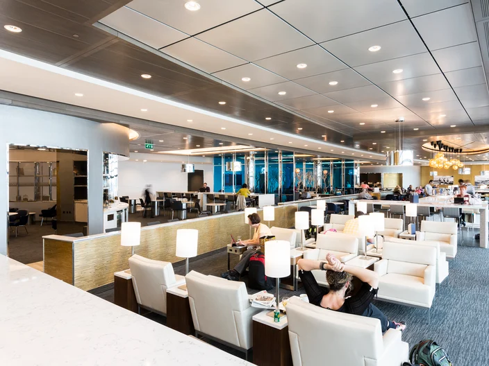 UK-United-Airlines-Global-First-Lounge-and-United-Club-05