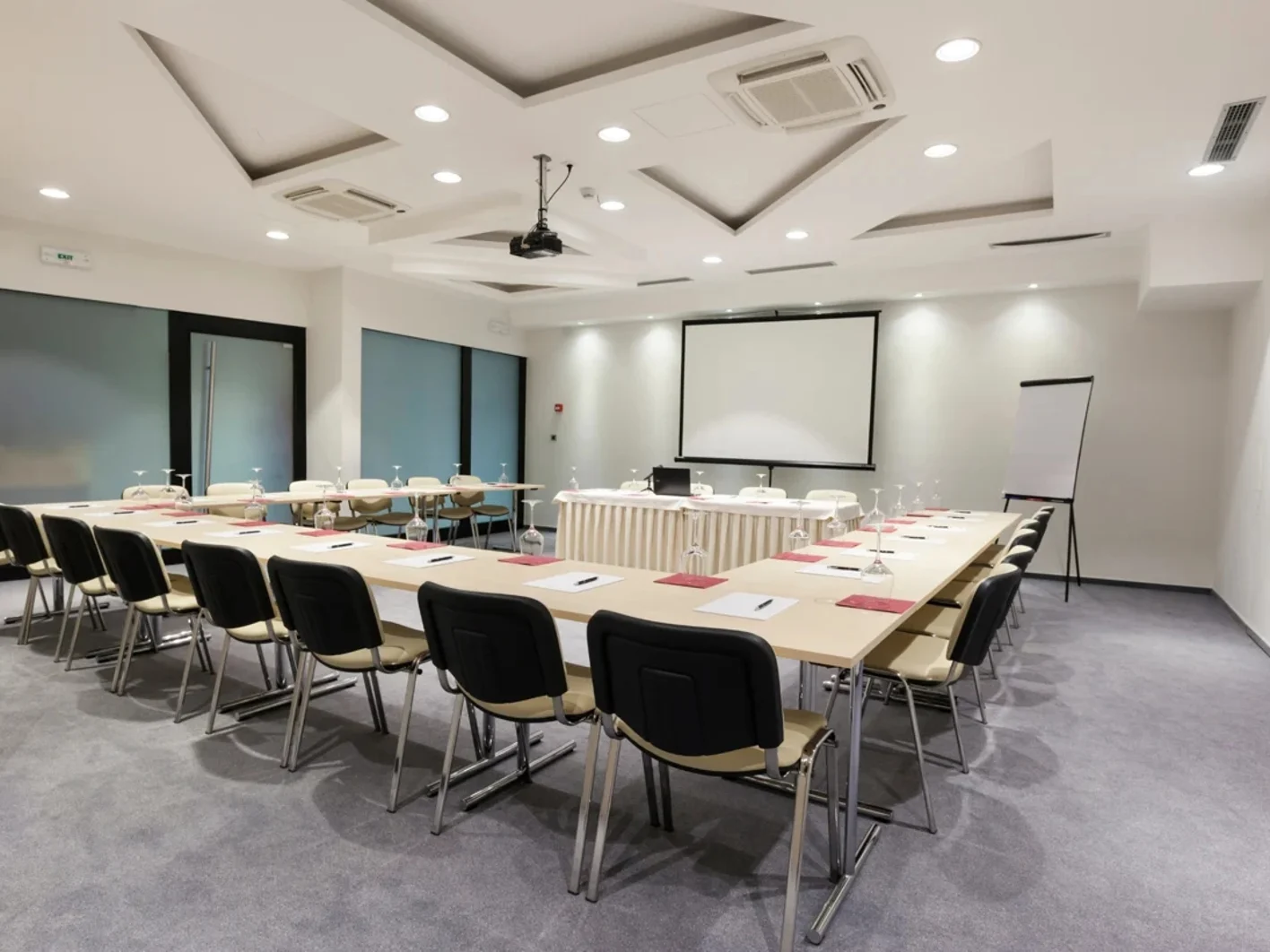 Mẫu trần thạch cao phòng họp được thiết kế rất độc đáo, sáng tạo