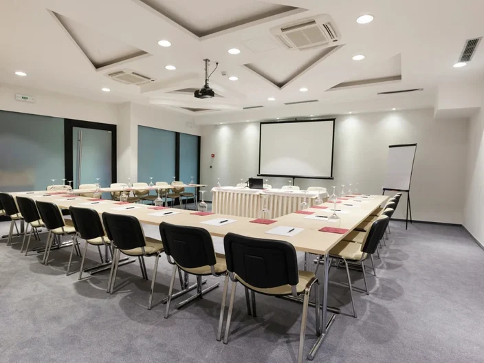 Mẫu trần thạch cao phòng họp được thiết kế rất độc đáo, sáng tạo
