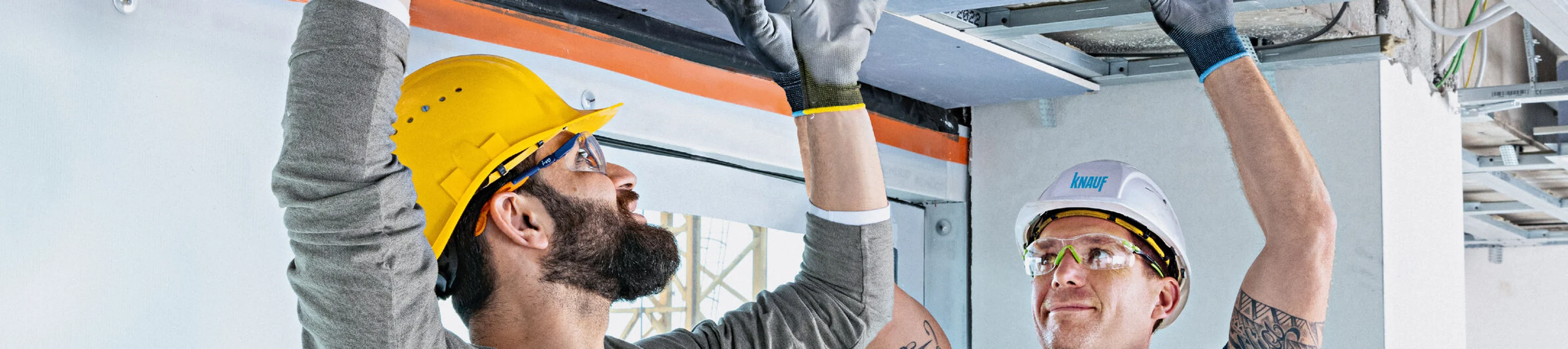 zwei-maenner-arbeit-an-decken-auf-einer-baustelle