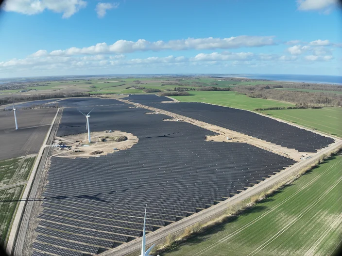 Solceller-i-Ingerslev-A-solcellepark-dronebillede