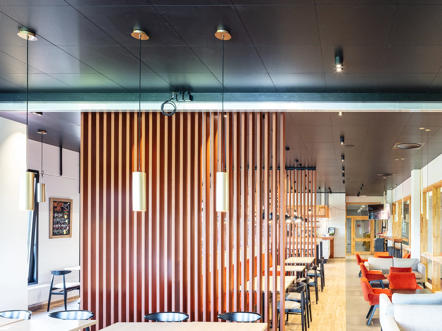 812-4439-black-acoustic-cielings-in-restaurant-web