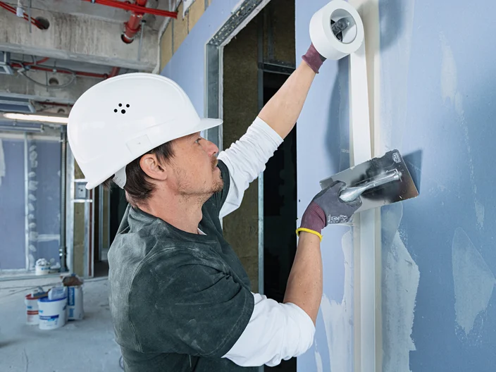 07_Spackling_II_workerKnauf_0291_G_WEB_sRGB