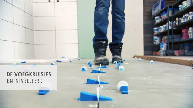 Knauf - Cementsluierverwijderaar - 17-een tegelvloer in een badkamer voegen