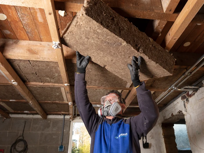 Plafond of plat dak isoleren met steenwol isolatieplaten van onderaf