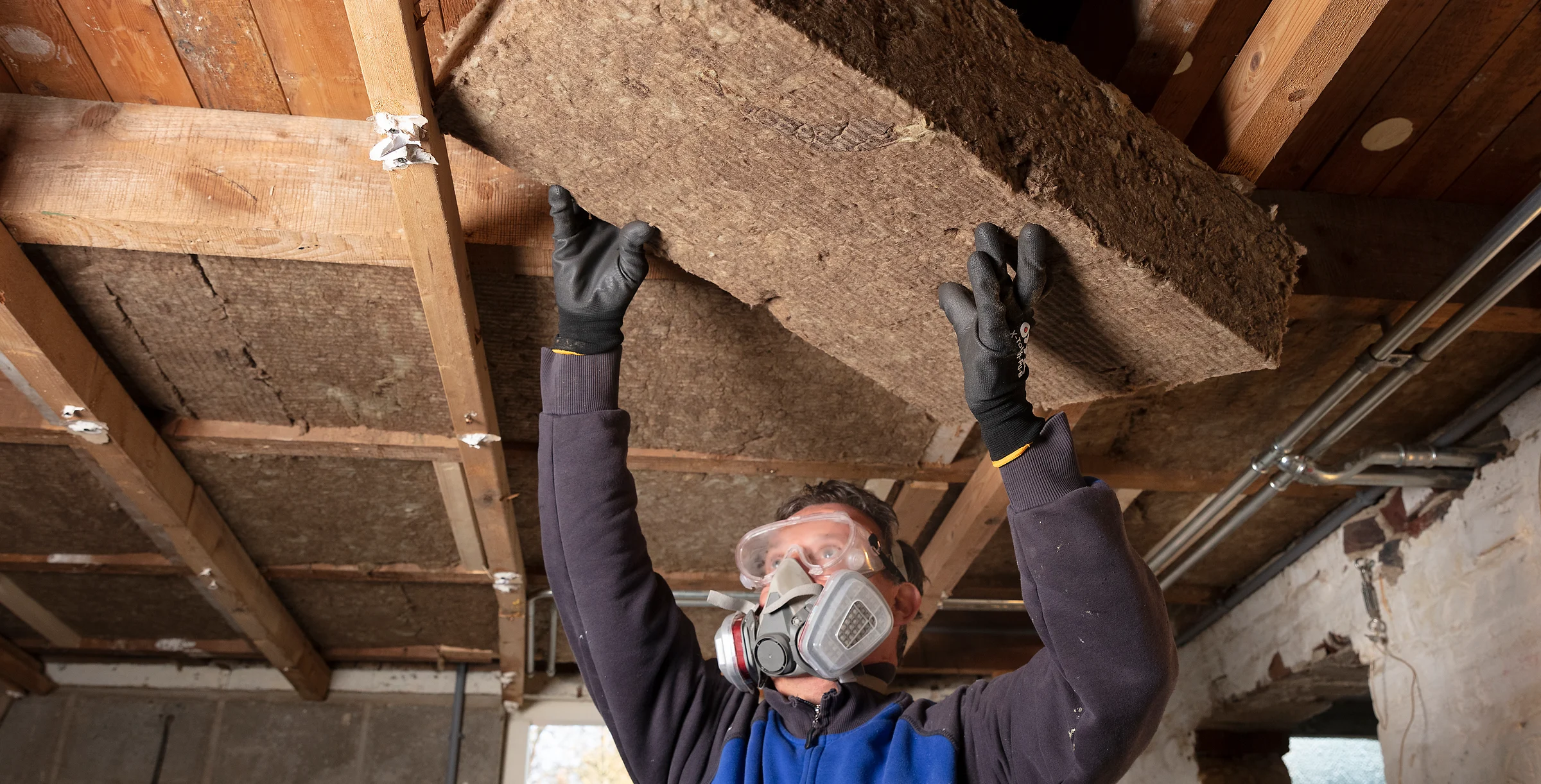 Plafond of plat dak isoleren met steenwol isolatieplaten van onderaf