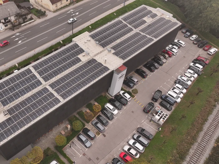 Ravna streha s sončno elektrarno 1
