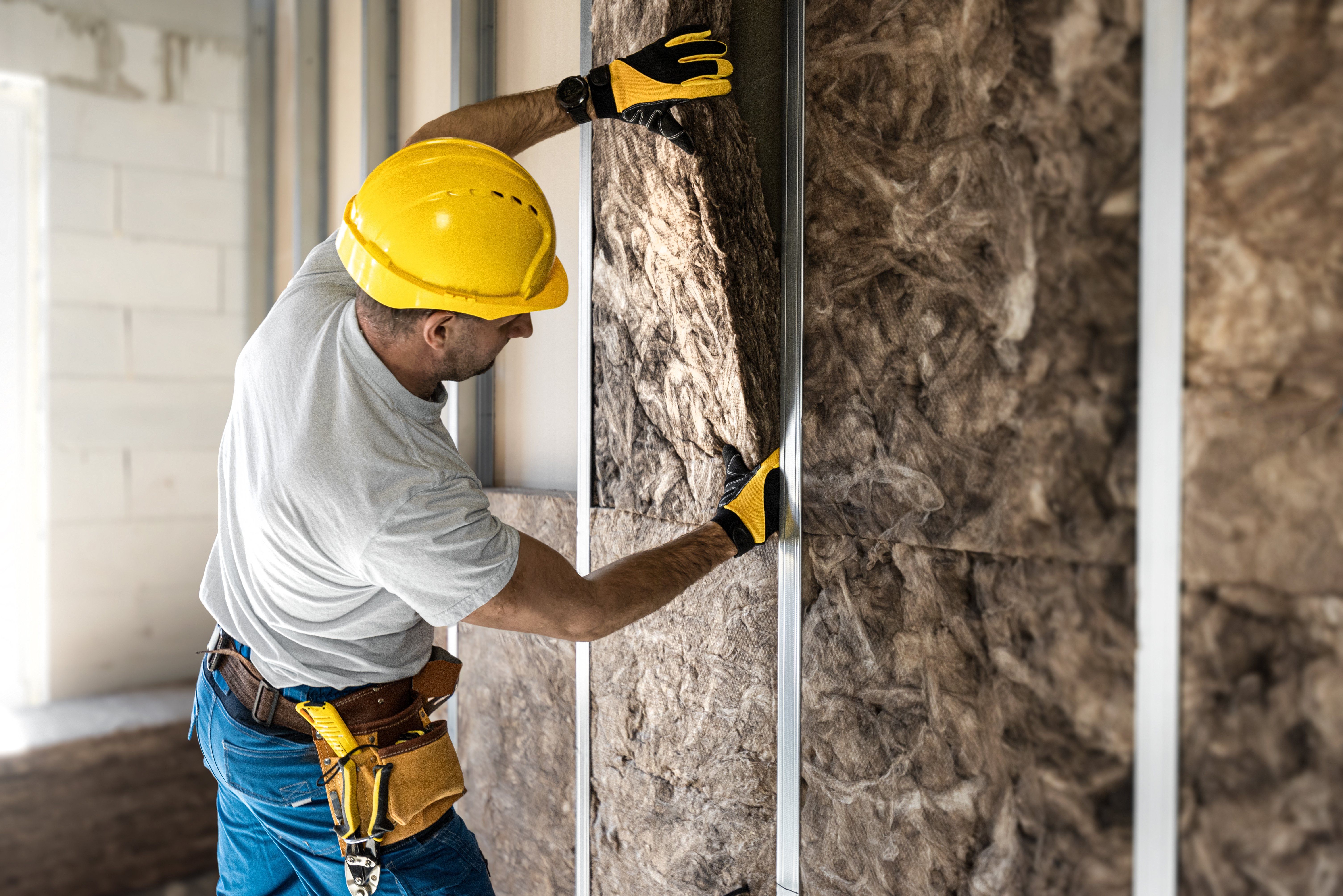 Placing acoustic insulation in a plasterboard konstruksion.