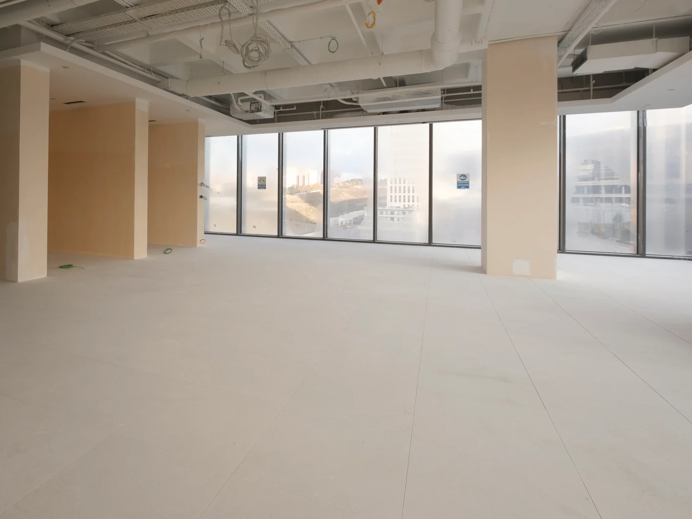 Referenz Office Building Turkey - Innenansicht geschlossener Doppelboden 2