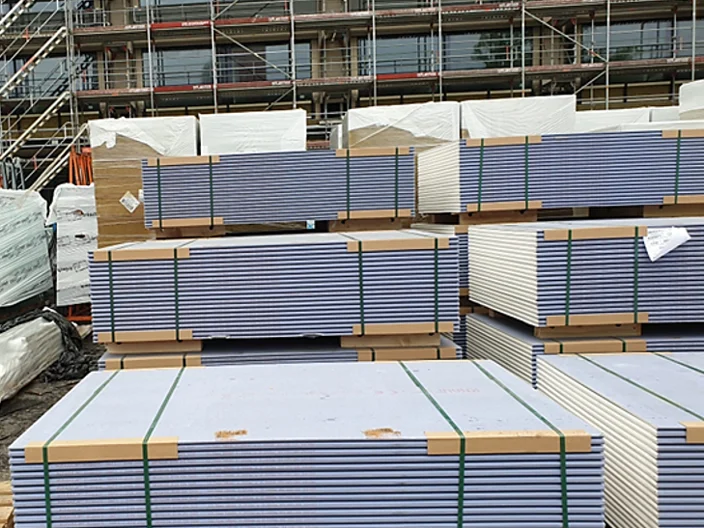 Smart Logistik Platten Kanthölzer Baustelle