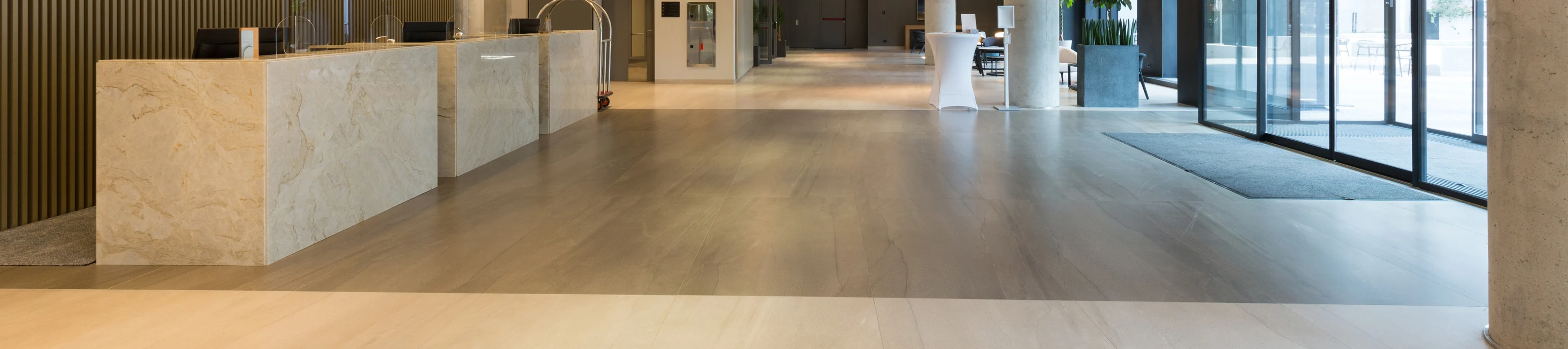 Hotellobby mit Cleaneo Stripe an der Decke