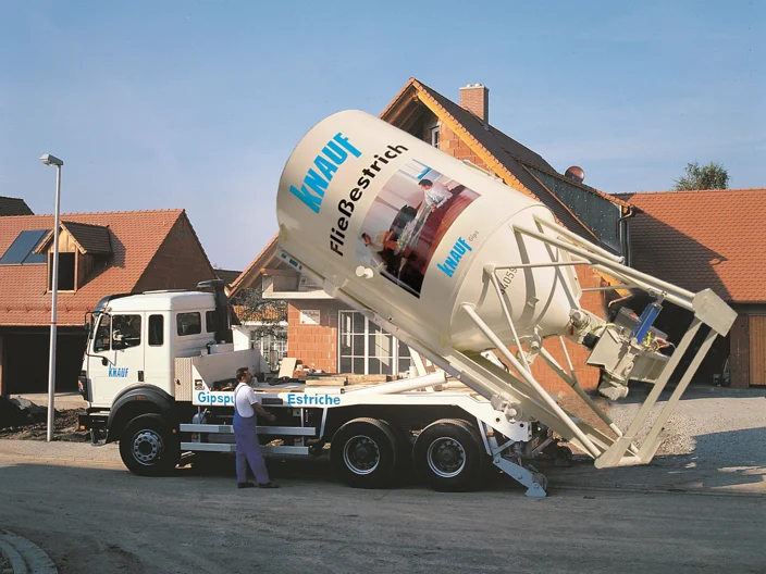 LKW stellt Container