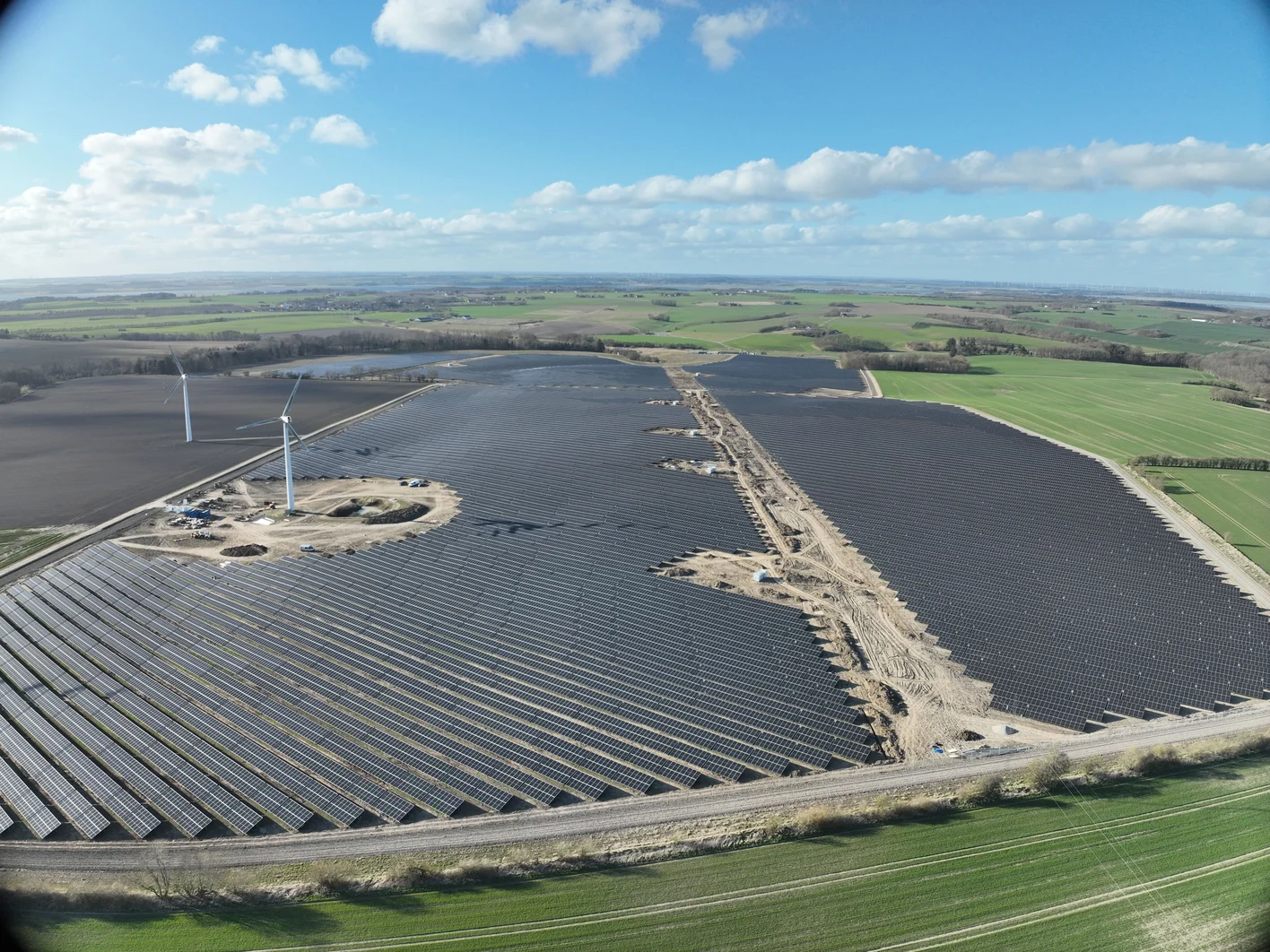 Solceller-i-Ingerslev-A-solcellepark-dronebillede