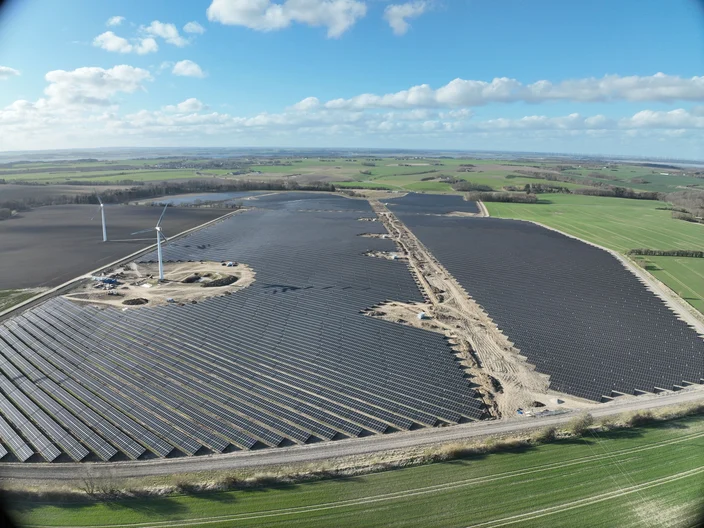 Solceller-i-Ingerslev-A-solcellepark-dronebillede