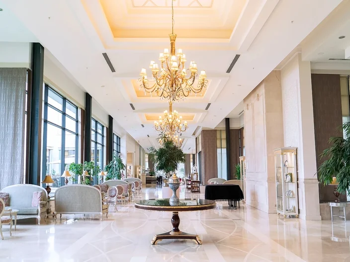 Trần thạch cao giật cấp 2 trở lên thường là lựa chọn hoàn hảo để kết hợp với nội thất 