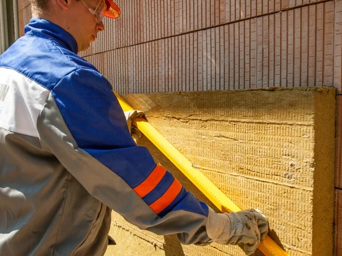 predchazejte-pozarum---aplikace-mineralni-izolace-knauf-insulation