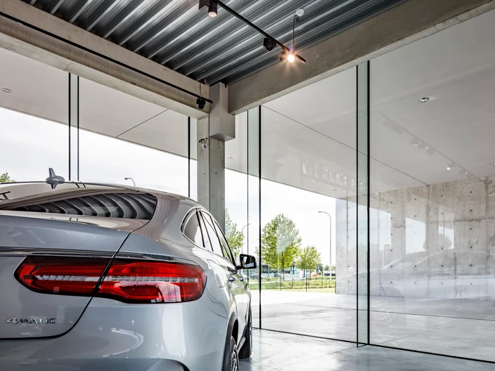 4_Mercedes-Showroom