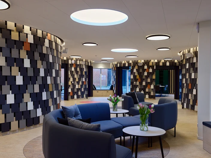Struer Fri Fagskole med upcyclet facade
