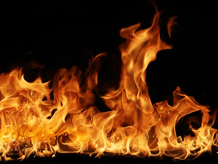 Flammen auf schwarzem Hintergrund