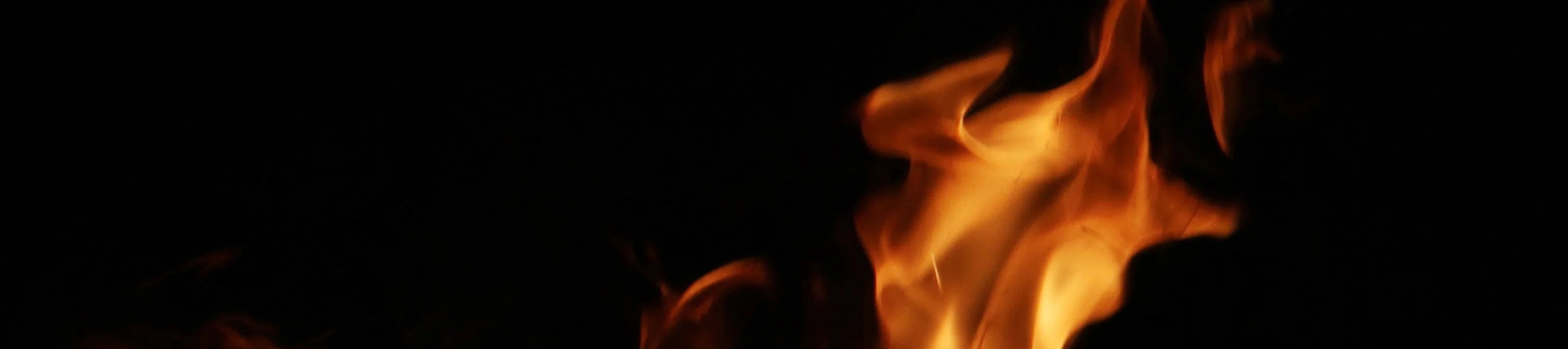 Flammen auf schwarzem Hintergrund