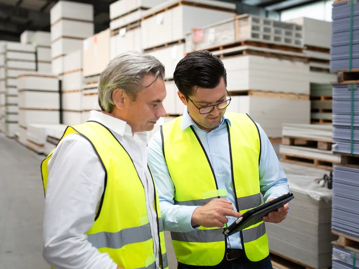 Customer and employee in warehouse tablet-4