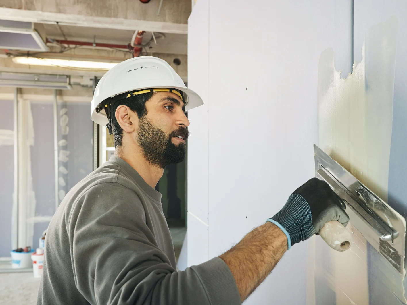 09_spackling_ii_worker_benniknauf_0377_d_web_srgb.jpg