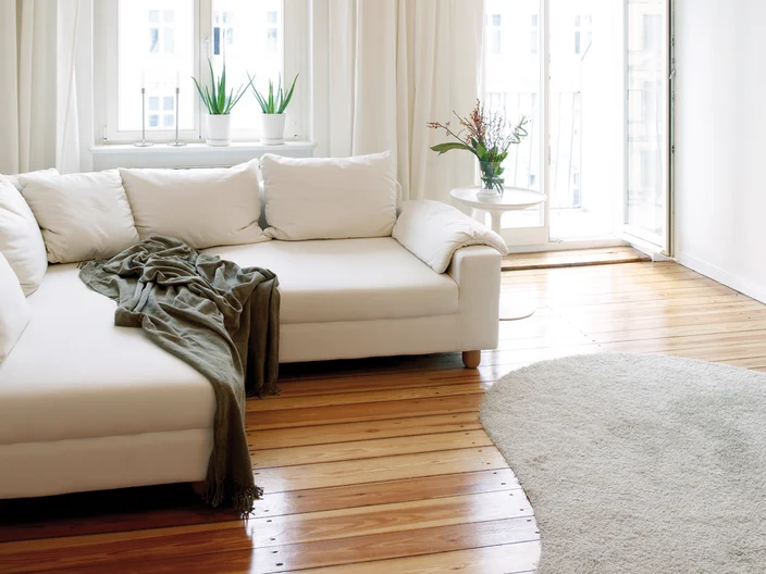 Wohnzimmer weißes Sofa weiße Vorhänge