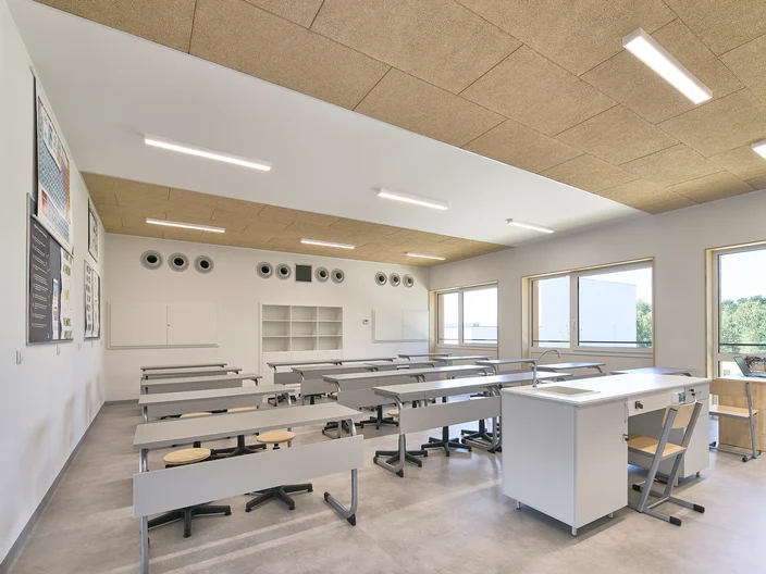 PL-High-School-No-163-Warsaw-01