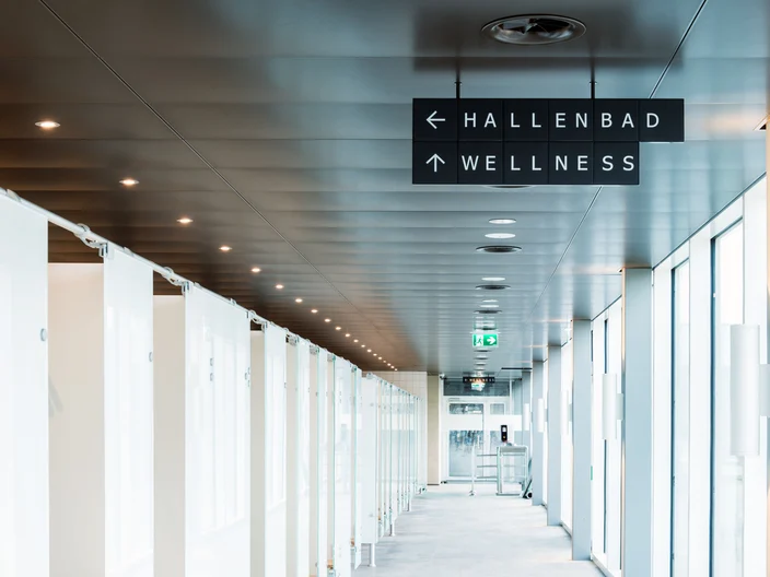 CH-Hallenbad-Indoor-Swimming-Pool-Uster-04
