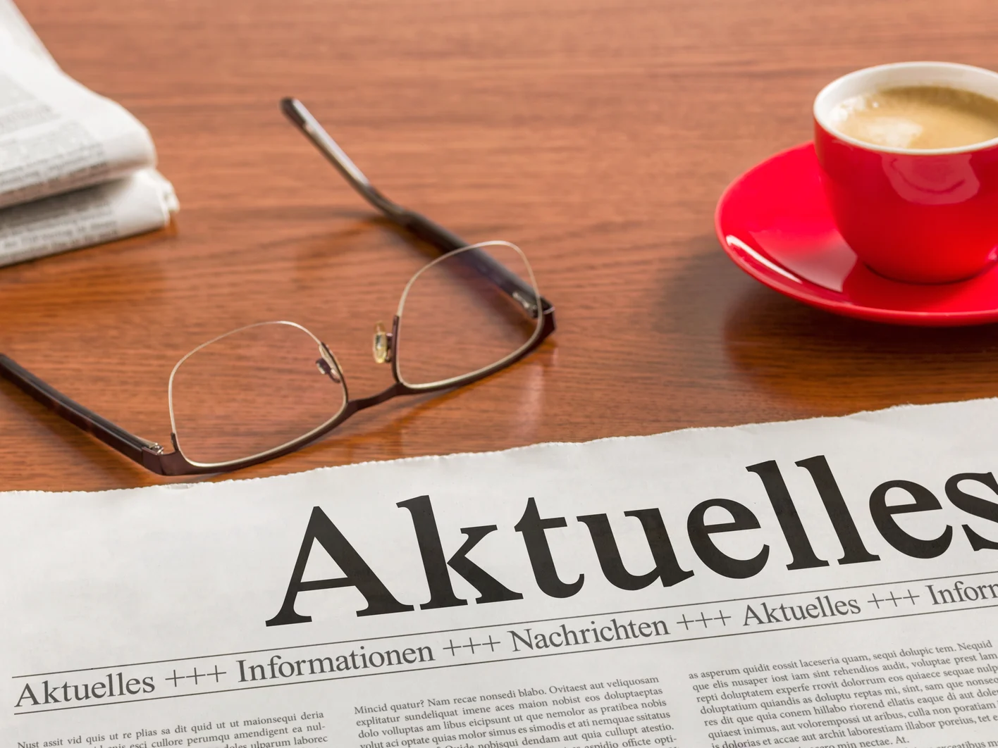 Zeitung auf Schreibtisch - Aktuelles