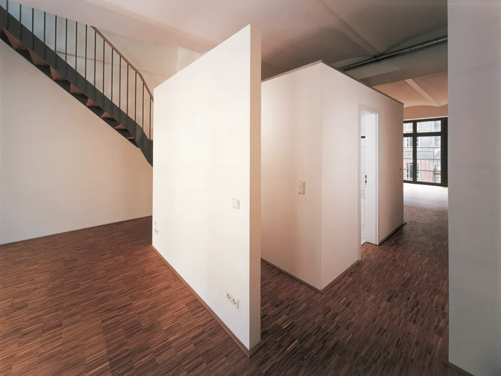 Cubo weiß auf Parkett