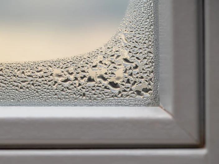 Kondenswasser an einem Fenster