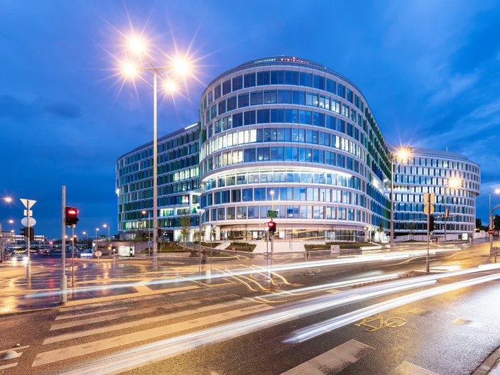 Referenz Budapest One Außenansicht Beleuchtet