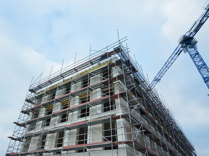 Neubau mit Gerüst und Kran