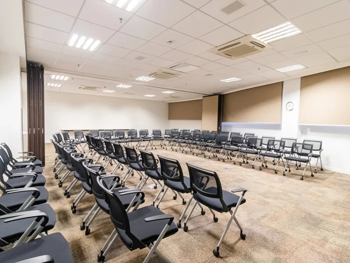Thạch cao ốp trần thả nổi thường được ứng dụng trong phòng hội nghị nhờ tính dễ thi công