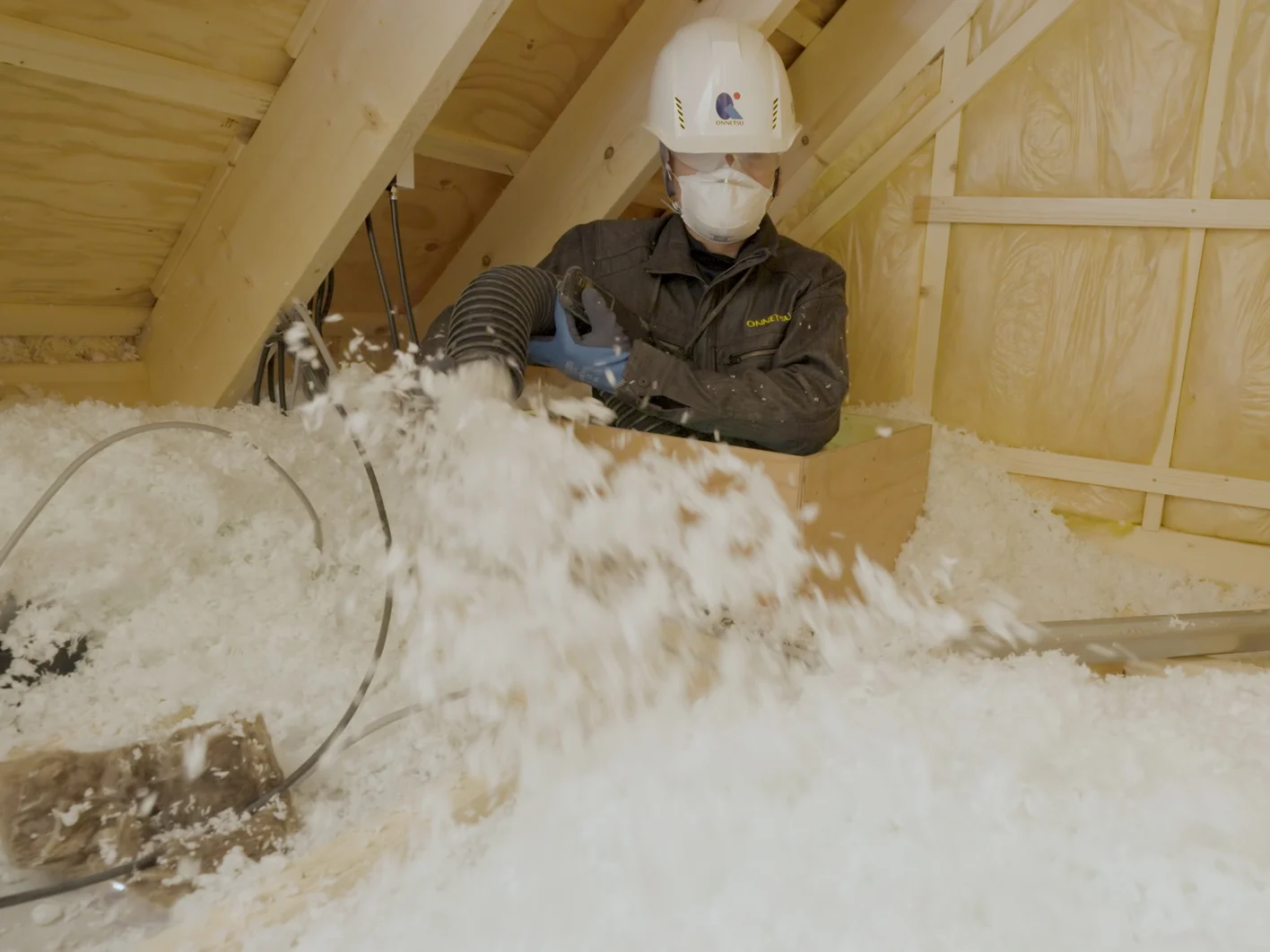 Onnetsu-installer-spraying-Supafil2