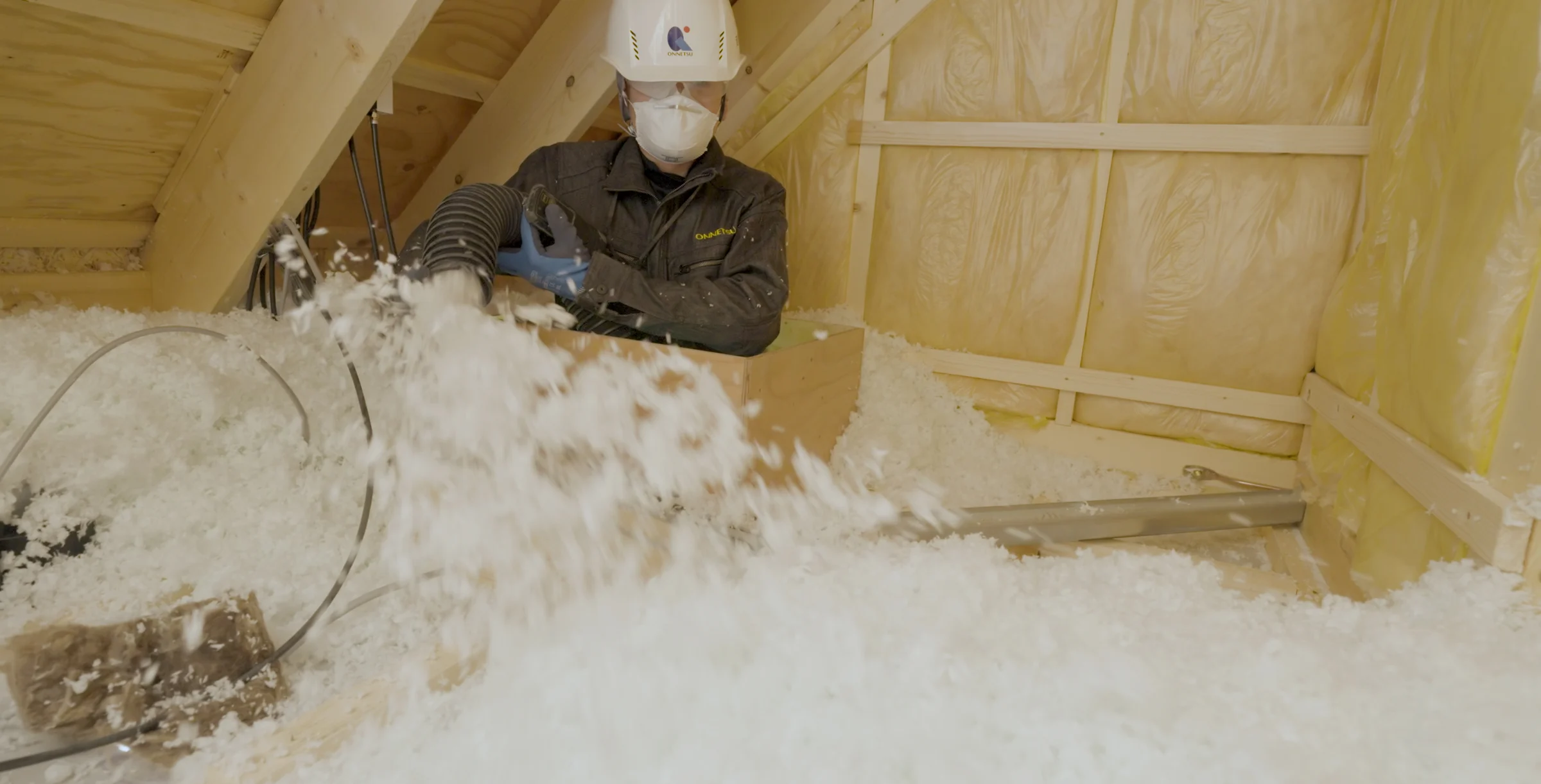 Onnetsu-installer-spraying-Supafil2