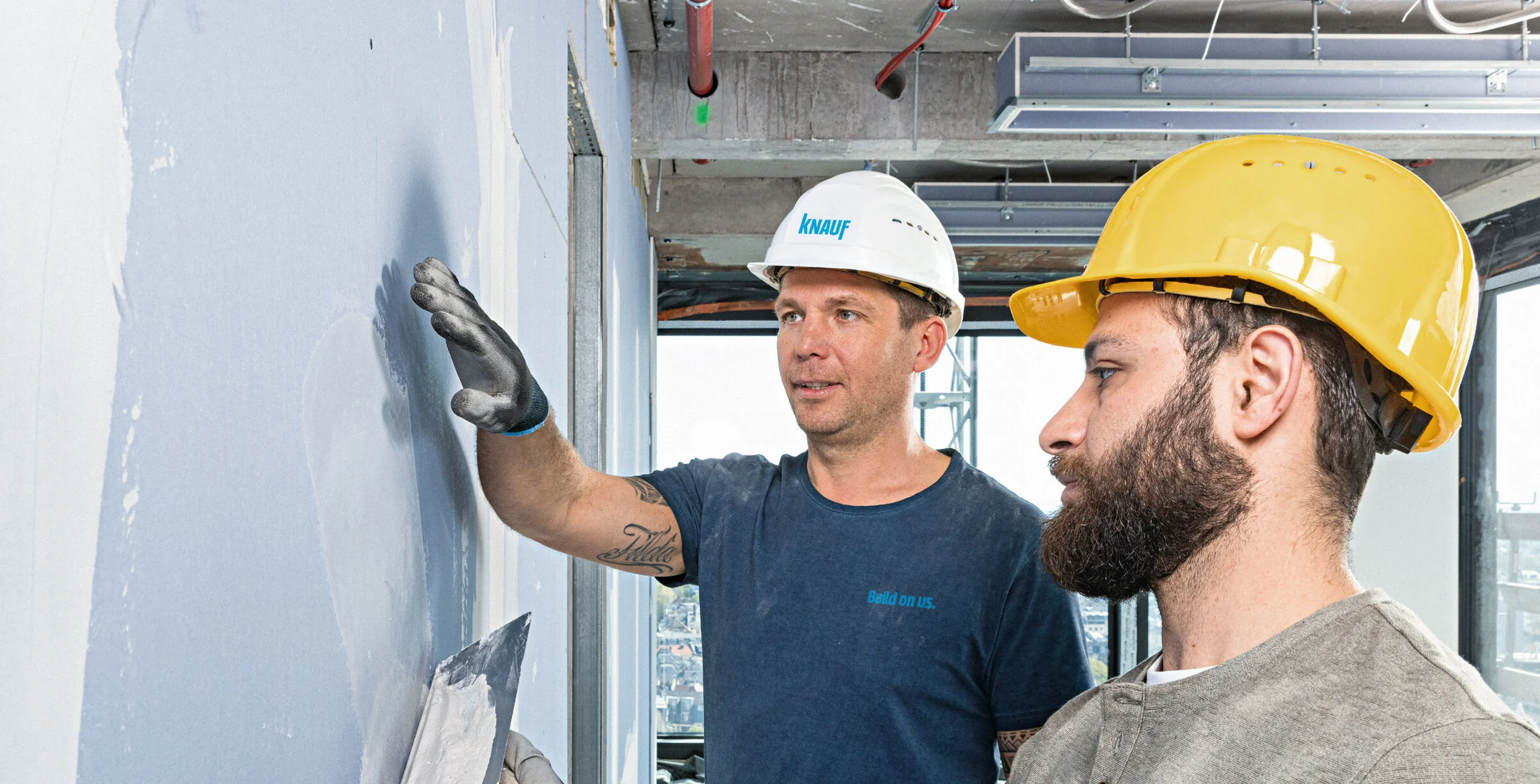 Zwei Männer auf Baustelle