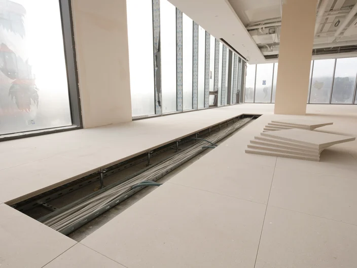 Referenz Office Building Turkey - Innenansicht offener Doppelboden 2